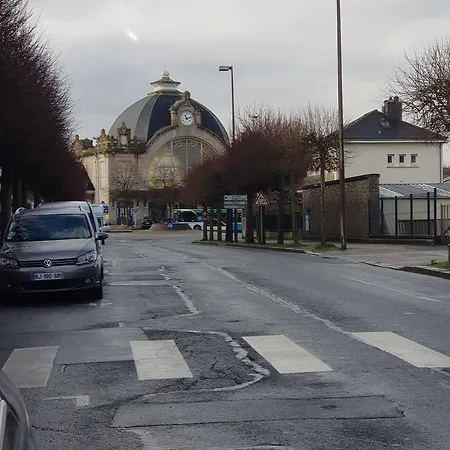 De L'arrivee Hotel